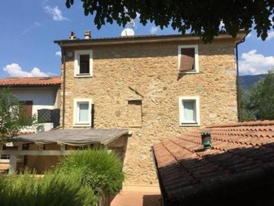 Foto Rustico a Camaiore Camaiore Paese di 100 m² con 6 locali in vendita