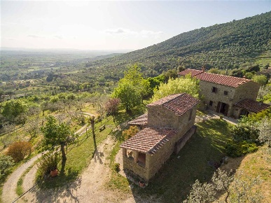 Foto Rustico a Cortona di 280 m² con 10 locali in vendita