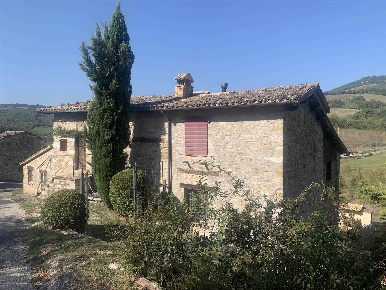 Foto Rustico a Camerino di 320 m² con 10 locali in vendita