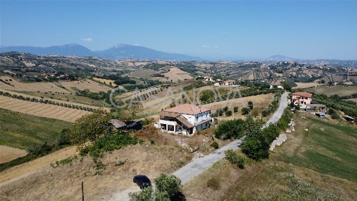Foto Rustico a Mosciano Sant'Angelo di 350 m² con 4 locali in vendita
