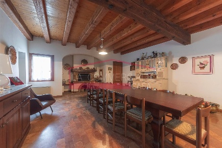 Foto Rustico a Mogliano Veneto Centro di 565 m² con 11 locali in vendita