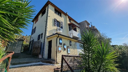Foto Rustico a Camaiore Camaiore Paese di 170 m² con 10 locali in vendita