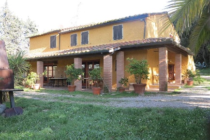 Foto Rustico a Massa Marittima Centro di 300 m² con 9 locali in vendita