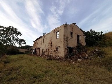 Foto Rustico a San Severino Marche di 250 m² con 10 locali in vendita