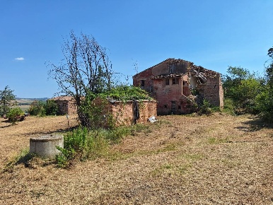 Foto Rustico a San Severino Marche di 311 m² con 8 locali in vendita