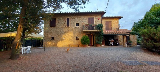 Foto Rustico a Guardistallo di 388 m² con 10 locali in vendita