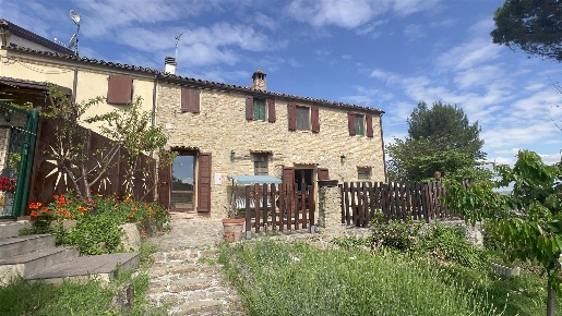 Foto Rustico a Castelbellino di 197 m² con 9 locali in vendita