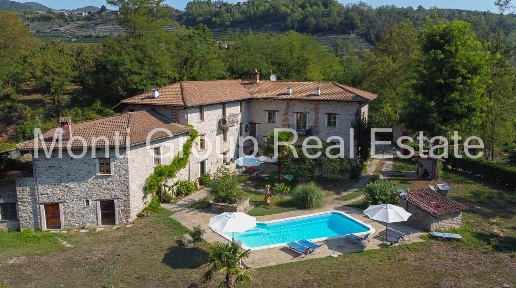 Foto Rustico a Torre Bormida di 493 m² con 15 locali in vendita