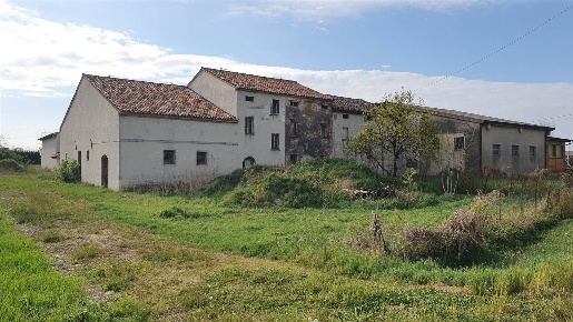 Foto Rustico a San Benedetto Po Centro di 271 m² con 10 locali in vendita