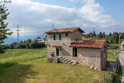 Foto Rustico in via Prada, Brenzone sul Garda Magugnano di 105 m²
