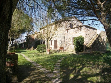 Foto Rustico a Castiglione del Lago Piana di 500 m² con 5 locali in vendita
