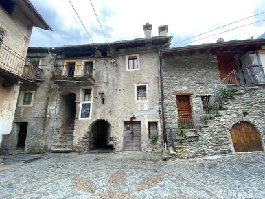 Foto Rustico in Via La Clevaz  205, Hône Centro di 60 m² con 3 locali
