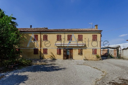Foto Rustico a Due Carrare di 190 m² con 8 locali in vendita