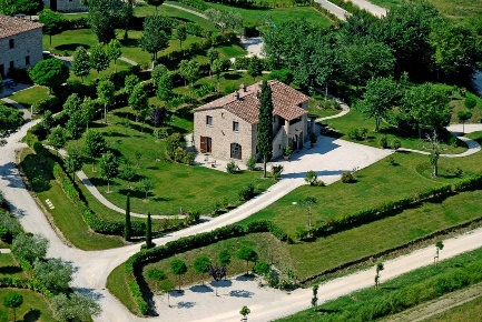 Foto Rustico a Cortona Centro di 500 m² con 25 locali in vendita