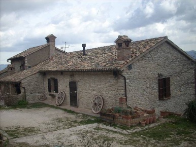 Foto Rustico a Esanatoglia Centro di 341 m² con 12 locali in vendita