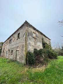 Foto Rustico a Pomarance di 400 m² con 9 locali in vendita