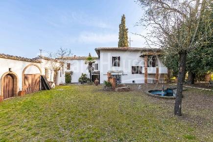 Foto Rustico a Asciano Centro di 400 m² con 14 locali in vendita