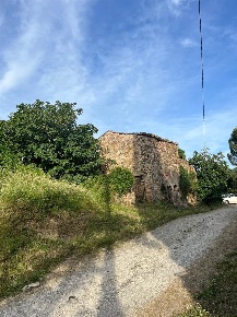 Foto Rustico a Pomarance di 700 m² con 6 locali in vendita