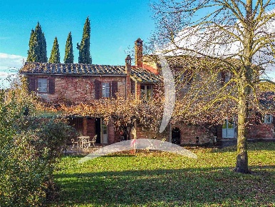 Foto Rustico a Foiano della Chiana Centro di 180 m² con 10 locali