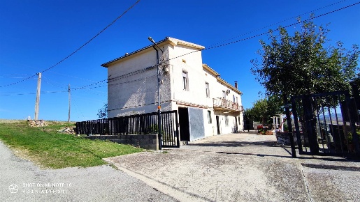 Foto Rustico a Casalanguida Centro di 302 m² con 7 locali in vendita