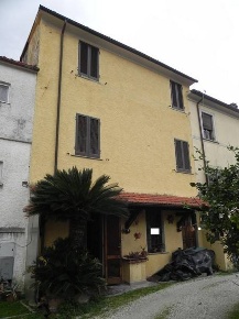 Foto Rustico a Pietrasanta di 125 m² con 6 locali in vendita