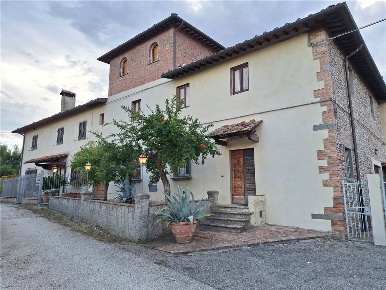 Foto Rustico a Montespertoli di 450 m² con 10 locali in vendita