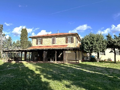 Foto Rustico a Monteverdi Marittimo di 619 m² con 14 locali in vendita