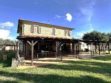 Foto Rustico a Monteverdi Marittimo di 619 m² con 14 locali in vendita