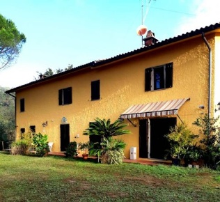 Foto Rustico a Monsummano Terme di 270 m² con 6 locali in vendita