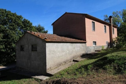 Foto Rustico a Roccastrada Centro di 300 m² con 9 locali in vendita