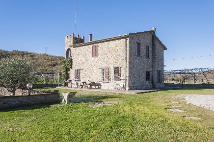 Foto Rustico a Monterotondo Marittimo di 643 m² con 10 locali in vendita