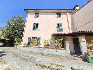 Foto Rustico a Camaiore Camaiore Paese di 170 m² con 14 locali in vendita