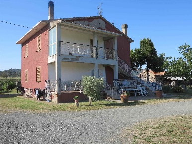 Foto Rustico a Gavorrano di 330 m² con 8 locali in vendita