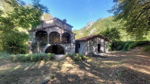 Foto Rustico in Strada Provinciale 13, Molazzana di 500 m² con 15 locali