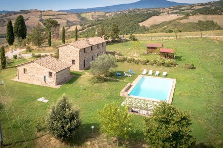 Foto Rustico a Radicofani Centro di 240 m² con 6 locali in vendita