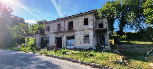 Foto Rustico a San Severino Marche Corsciano di 277 m² con 10 locali