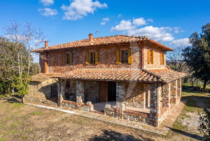 Foto Rustico a Asciano Centro di 731 m² con 12 locali in vendita