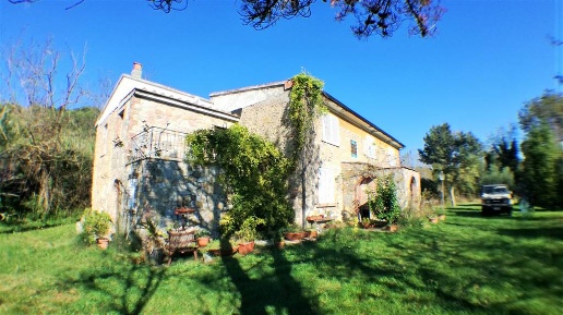 Foto Rustico a Riparbella di 380 m² con 10 locali in vendita