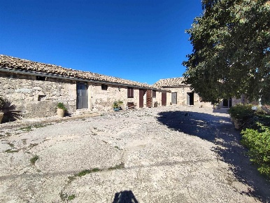 Foto Rustico a Ragusa di 745 m² con 9 locali in vendita