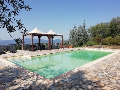 Foto Rustico a Reggello Centro di 380 m² con 12 locali in vendita