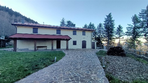 Foto Rustico in Via delle Macchie  4, Castiglione dei Pepoli di 324 m²