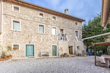 Foto Rustico in Via Crivellin, Affi Centro di 302 m² con 6 locali