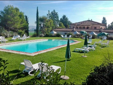 Foto Rustico a Monteroni d'Arbia Centro di 900 m² con 22 locali in vendita