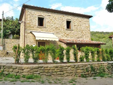 Foto Rustico a Cortona Centro di 100 m² con 4 locali in vendita