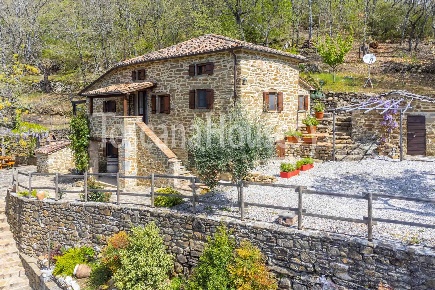 Foto Rustico a Cortona Centro di 178 m² con 7 locali in vendita