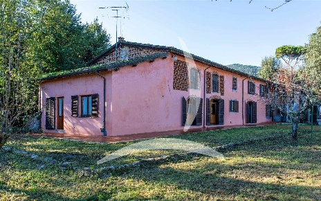Foto Rustico a Lucca Piazza Anfiteatro - Torre Guinigi di 588 m² in vendita