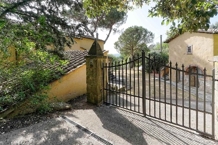 Foto Rustico a Roccastrada Centro di 360 m² con 13 locali in vendita