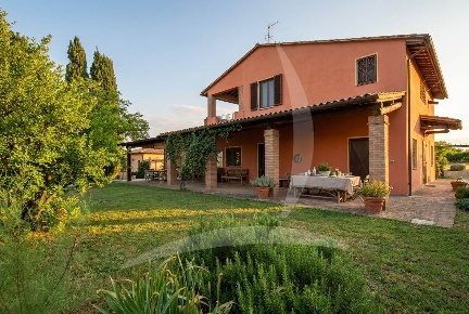 Foto Rustico a Cinigiano Centro di 400 m² con 13 locali in vendita
