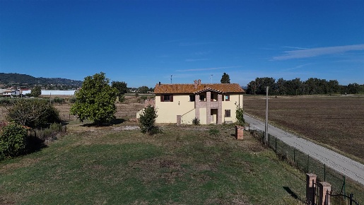 Foto Rustico in Via Valle 8, Cannara di 400 m² con 6 locali in vendita