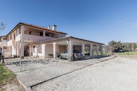 Foto Rustico a Campiglia Marittima Venturina di 185 m² con 6 locali